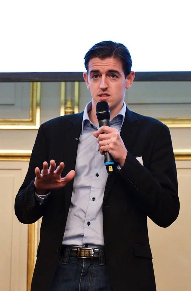 Kévin Papot en conférence, micro à la main